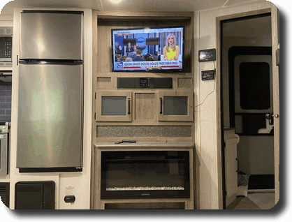 b9 tv area